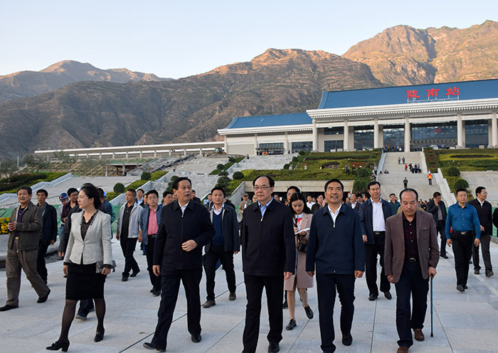 全國、省市政協(xié)委員體驗蘭渝鐵路、視察階州廣場