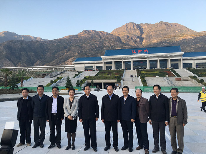 全國、省市政協(xié)委員體驗蘭渝鐵路、視察階州廣場