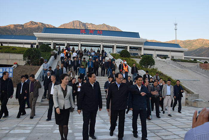 全國、省市政協(xié)委員體驗蘭渝鐵路、視察階州廣場