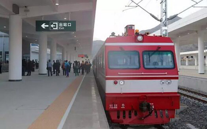 全國、省市政協(xié)委員體驗蘭渝鐵路、視察階州廣場