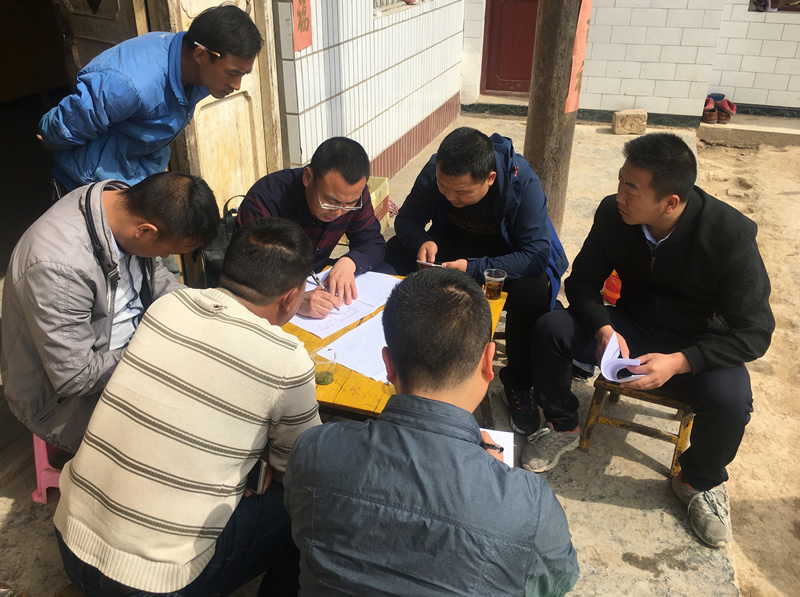 市龍江城鄉(xiāng)發(fā)展集團公司深入幫扶村完善落實“一戶一策”精準(zhǔn)脫貧計劃