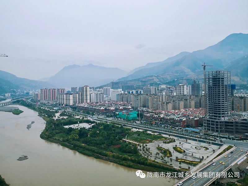 匠心傾注、喜封金頂——龍江?雙子座商住小區(qū)主體順利封頂