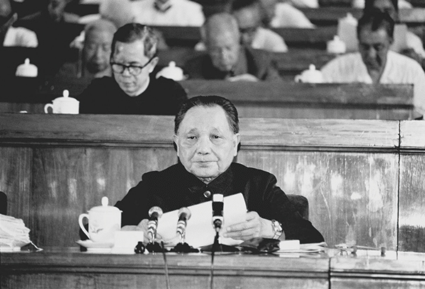 關(guān)于堅(jiān)持和發(fā)展中國(guó)特色社會(huì)主義的幾個(gè)問(wèn)題