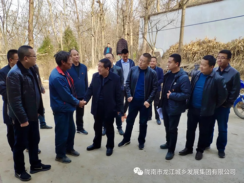 市龍江集團(tuán)在文縣橋頭鎮(zhèn)安子坡村開展“解難題、辦實(shí)事、送溫暖”活動(dòng)