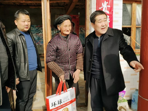 市龍江集團(tuán)在文縣橋頭鎮(zhèn)安子坡村開展“解難題、辦實(shí)事、送溫暖”活動(dòng)