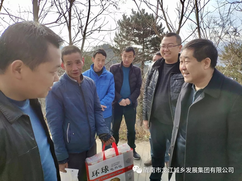 市龍江集團(tuán)在文縣橋頭鎮(zhèn)安子坡村開展“解難題、辦實(shí)事、送溫暖”活動(dòng)