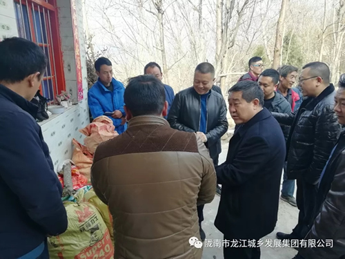 市龍江集團(tuán)在文縣橋頭鎮(zhèn)安子坡村開展“解難題、辦實(shí)事、送溫暖”活動(dòng)