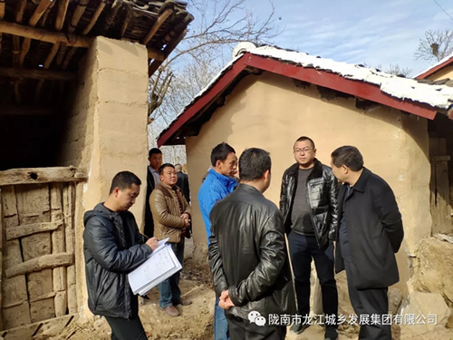 市龍江集團(tuán)在文縣橋頭鎮(zhèn)安子坡村開展“解難題、辦實(shí)事、送溫暖”活動(dòng)