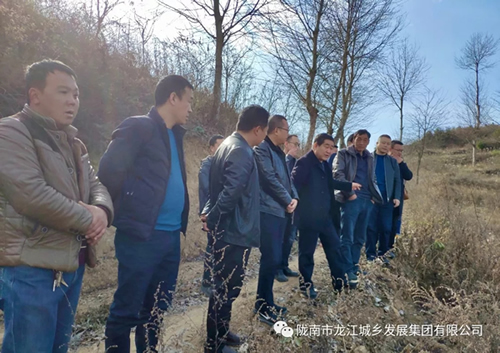 市龍江集團(tuán)在文縣橋頭鎮(zhèn)安子坡村開展“解難題、辦實(shí)事、送溫暖”活動(dòng)