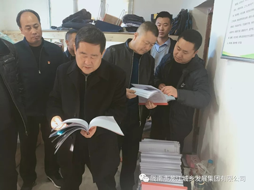 市龍江集團(tuán)在文縣橋頭鎮(zhèn)安子坡村開展“解難題、辦實(shí)事、送溫暖”活動(dòng)